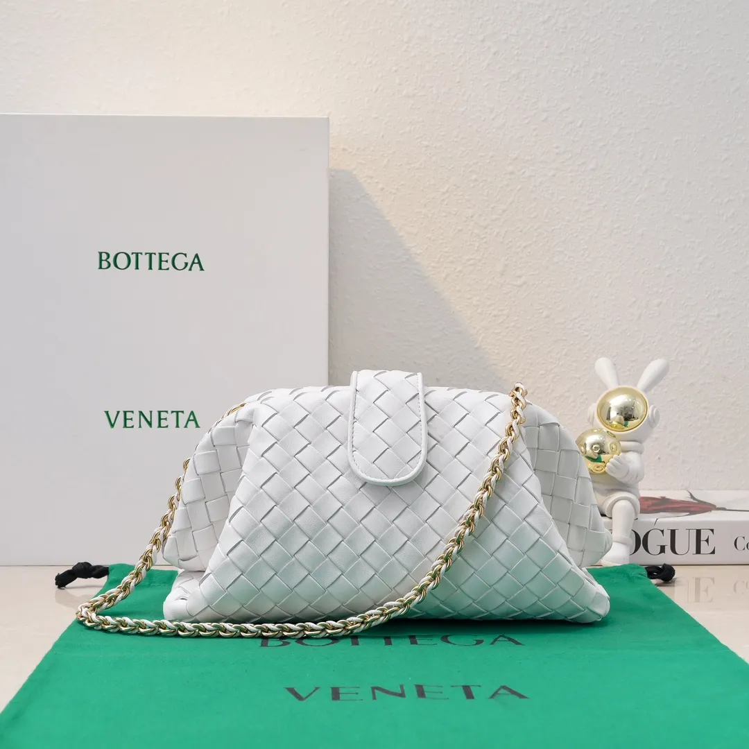 Batch 2260 Bitters Venetia 2024 summer series brings Lauren 1980 handbags back to the public eye. The design of the bag is inspired by ancient Roman architecture. It uses the brand's iconic Intrecciato lambskin woven bag body with a hard frame. No logo can be seen on the whole bag. It is equipped with a leather woven metal chain. When using it as a clutch, just put the chain directly in the bag ~ showing an elegant and timeless style. Decades later, when Lauren Hutton once again walked on the Bottega Venetia spring and summer show with this bag, the charm of the year still remains intact despite the passage of time. Size: 31.5*16.5*11 Style No.: 5807